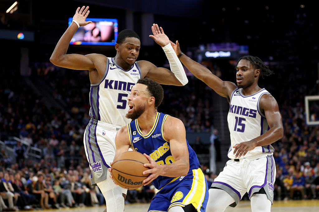 Stephen Curry (C) of the Golden State Warriors penetrates in the game against the Sacramento Kings at the Chase Center in San Francisco, California, November 7, 2022. /CFP