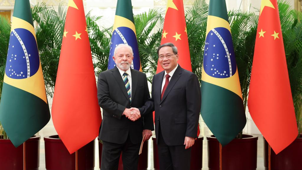 Chinese Premier Li Qiang (R) meets Brazilian President Luiz Inacio Lula da Silva at the Great Hall of the People in Beijing, capital of China, April 14, 2023. /Xinhua