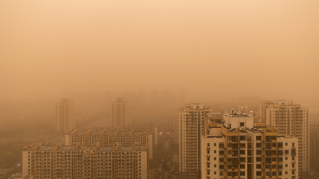 A sandstorm strikes Tianjin Municipality in north China. /VCG