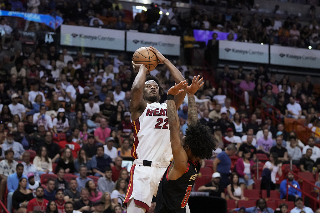 Jimmy Butler (#22) of the Miami Heat shoots in the NBA Eastern Conference play-in tournament game against the Chicago Bulls at the Kaseya Center in Miami, Florida, U.S., April 14, 2023. /CFP