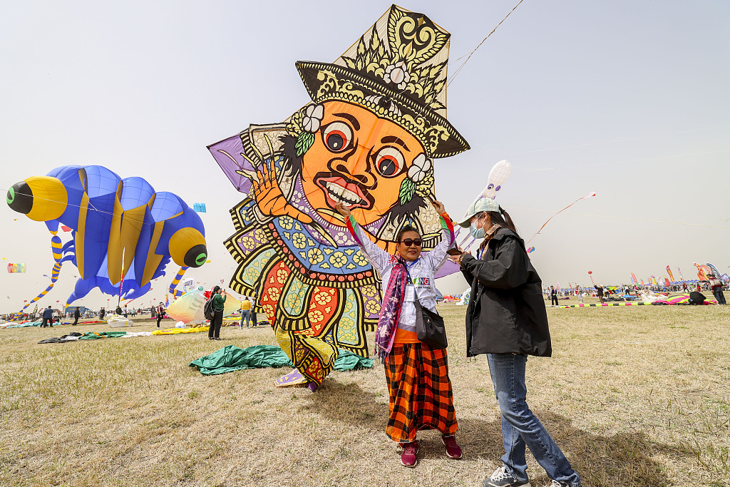40th Weifang International Kite Festival takes to the skies CGTN
