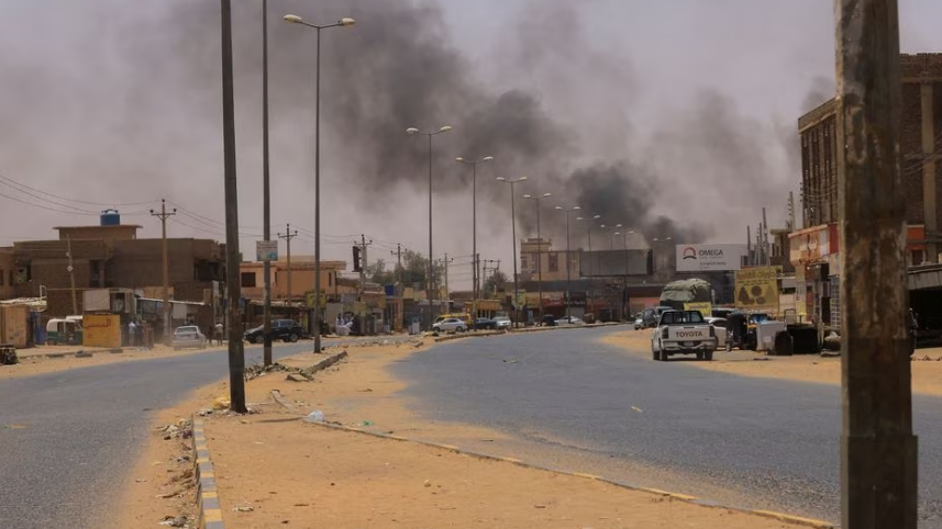 Smoke rises in Omdurman, near Halfaya Bridge, during clashes between the Paramilitary Rapid Support Forces and the army as seen from Khartoum North, Sudan, April 15, 2023. /Reuters
