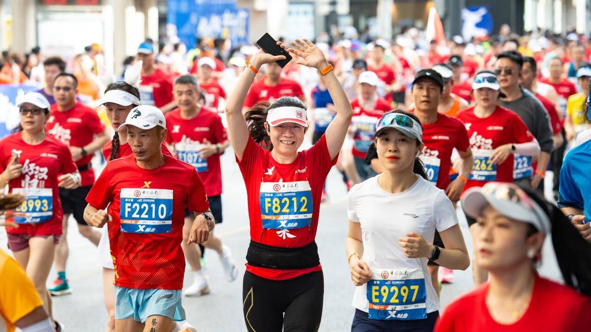 Runners during the Wuhan Marathon in Wuhan, China, April 16, 2023. /cnhubei.com