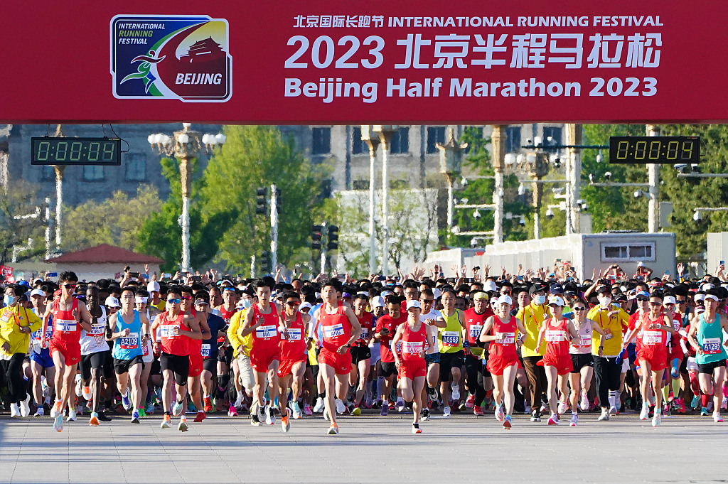 Runners at the start line of the Beijing Half Marathon 2023 in Beijing, China, April 16, 2023. /CFP 
