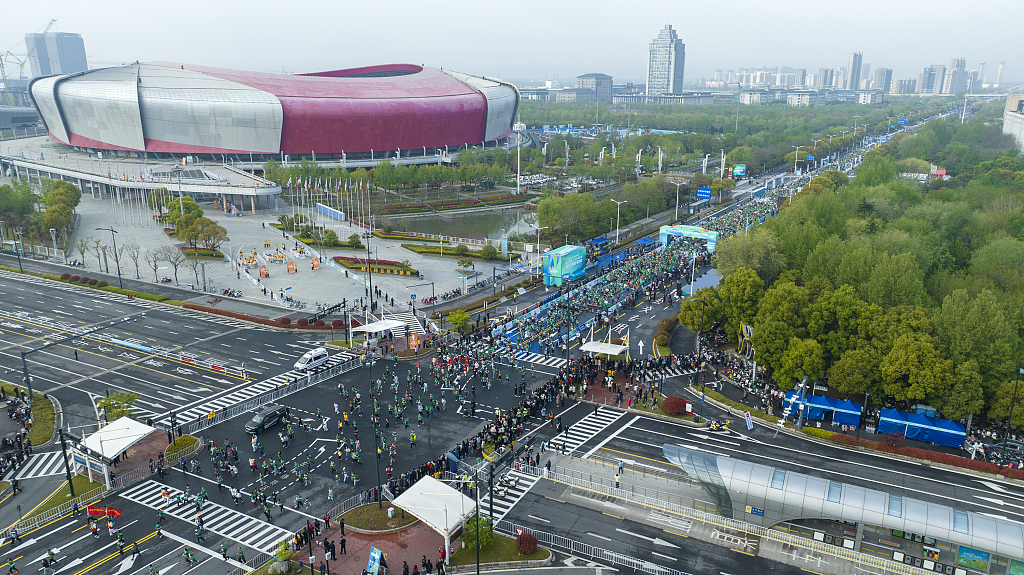An aerial view of the runners during the race in Yancheng, China, April 16, 2023. /CFP