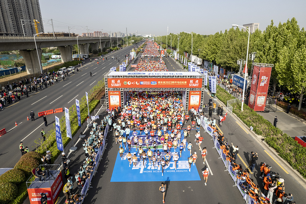 Runners in the Zheng-Kai Marathon in Zhengzhou, China, April 16, 2023. /CFP 