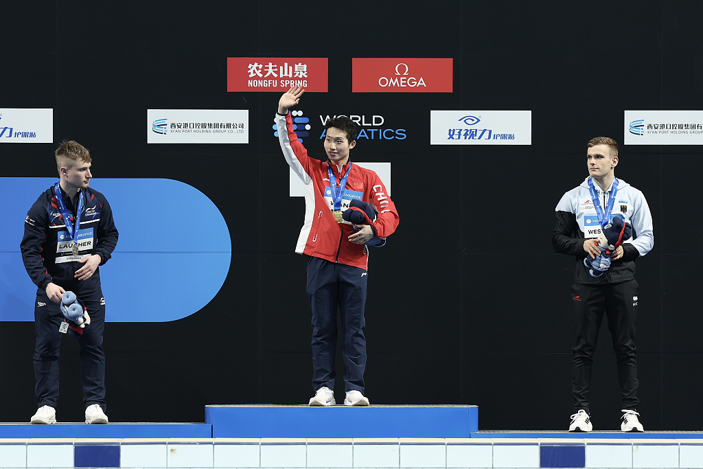L-R: Jack Laugher of Britain, Wang Zongyuan of China and Moritz Wesemann of Germany celebrate on the podium after their men's singles 3m springboard final during the World Aquatics Diving World Cup in Xi'an, China, April 15, 2023. /CFP