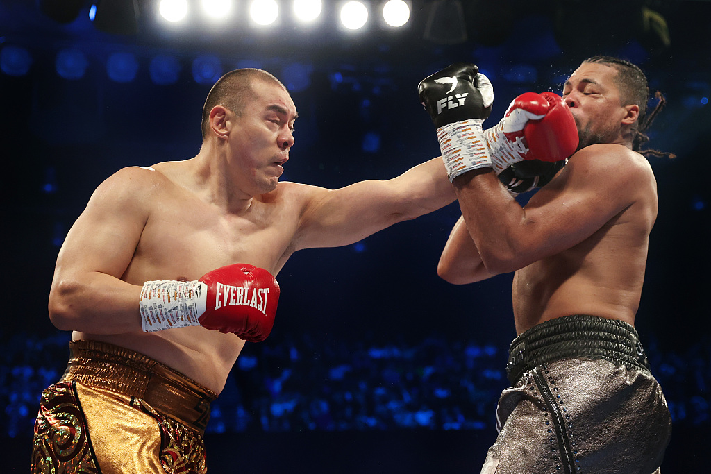 Zhang Zhilei (L) of China punches Joe Joyce of Britain at the Copper Box Arena in London, Britain, April 15, 2023. /CFP