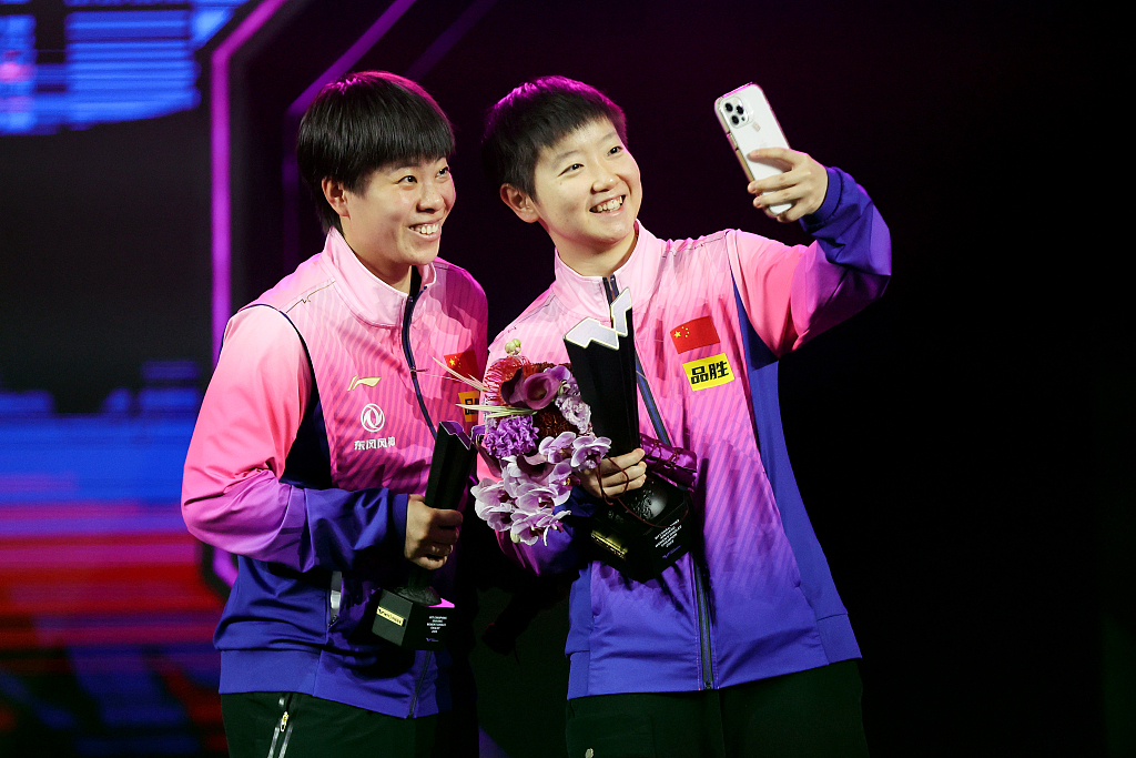 China's Sun Yingsha (R) and Wang Yidi take a selfie on the podium after their women's singles final during the WTT Champions event in Xinxiang, China, April 15, 2023. /CFP 