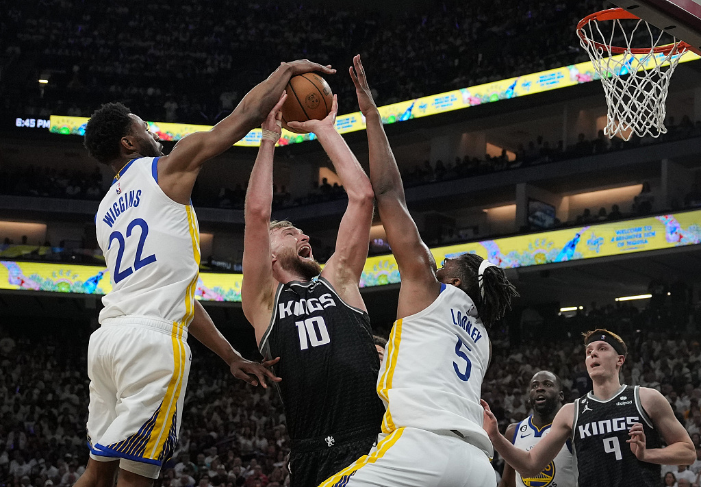 Andrew Wiggins (#22) of the Golden State Warriors blocks a shot by Domantas Sabonis (#10) of thw Saramento Kings in Game 1 of the NBA Western Conference first-round playoffs at the Golden 1 Center in Sacramento, California, April 15, 2023. /CFP