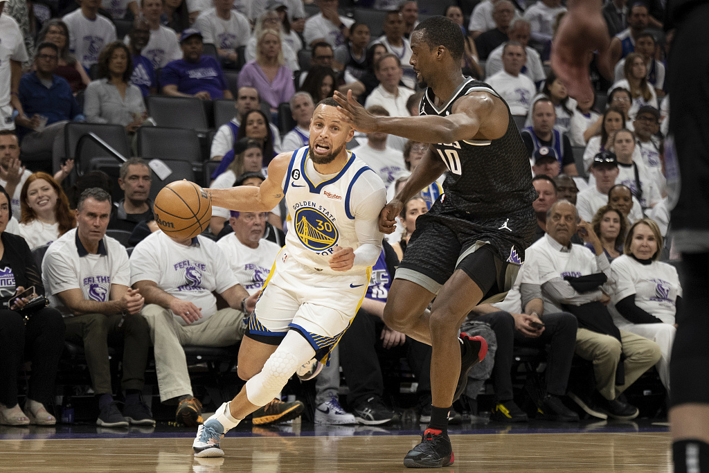 Stephen Curry (L) of the Golden State Warriors penetrates in Game 1 of the NBA Western Conference first-round playoffs against the Sacramento Kings at the Golden 1 Center in Sacramento, California, April 15, 2023. /CFP