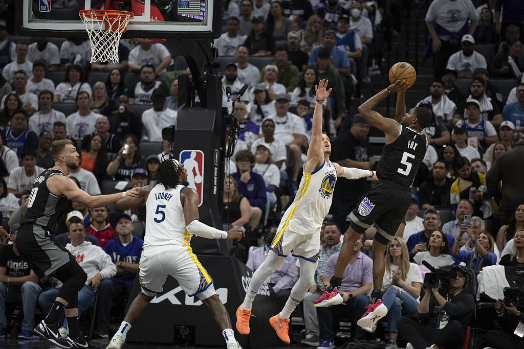 De'Aaron Fox (#5) of the Sacramento Kings shoots in Game 1 of the NBA Western Conference first-round pkayoffs against the Golden State Warriors at the Golden 1 Center in Sacramento, California, April 15, 2023. /CFP