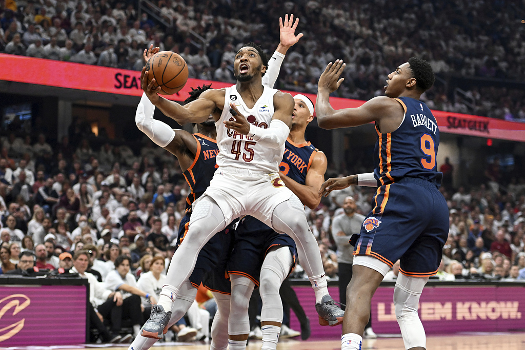 Donovan Mitchell (#45) of the Cleveland Cavaliers drives toward the rim in Game 1 of the NBA Eastern Conference first-round playoffs against the New York Knicks at the Rocket Mortgage FieldHouse in Cleveland, Ohio, April 15, 2023. /CFP
