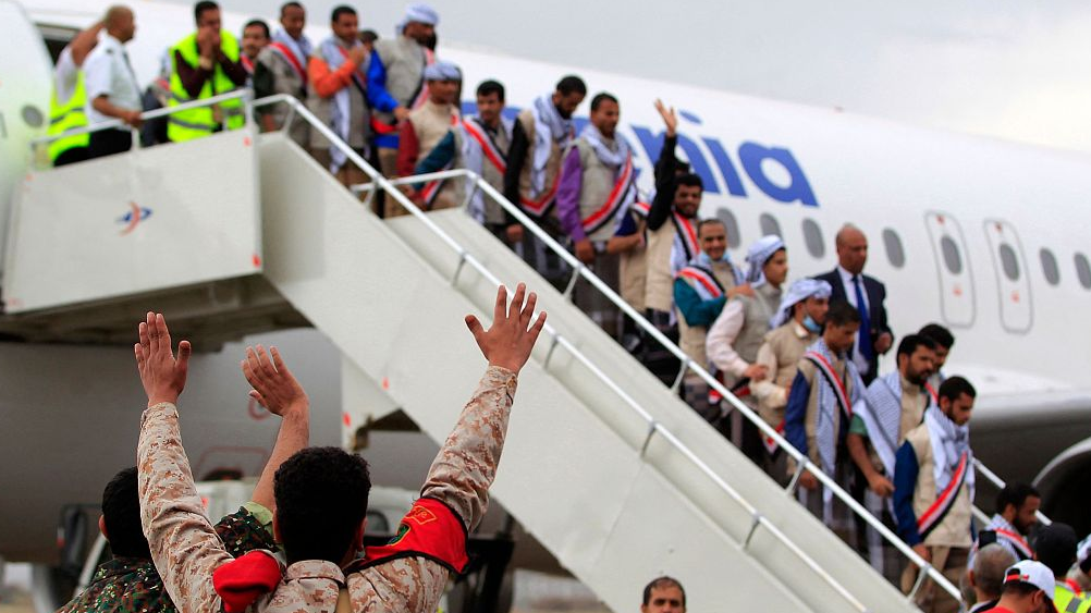 Yemeni Huthi rebel prisoners disembark from the plane upon their arrival at Sanaa airport in Sanaa, Yemen, April 14, 2023. /CFP