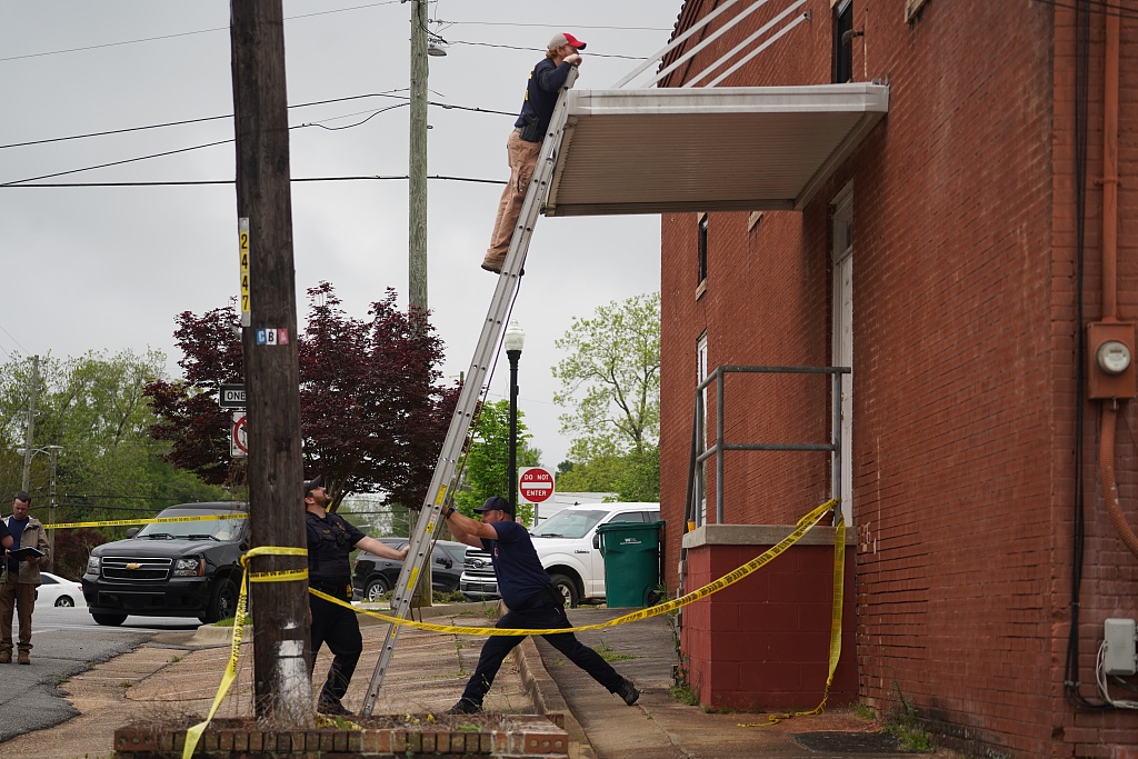 Investigators search the crime scene following a shooting in Dadeville, Alabama, U.S., April 16, 2023. /CFP
