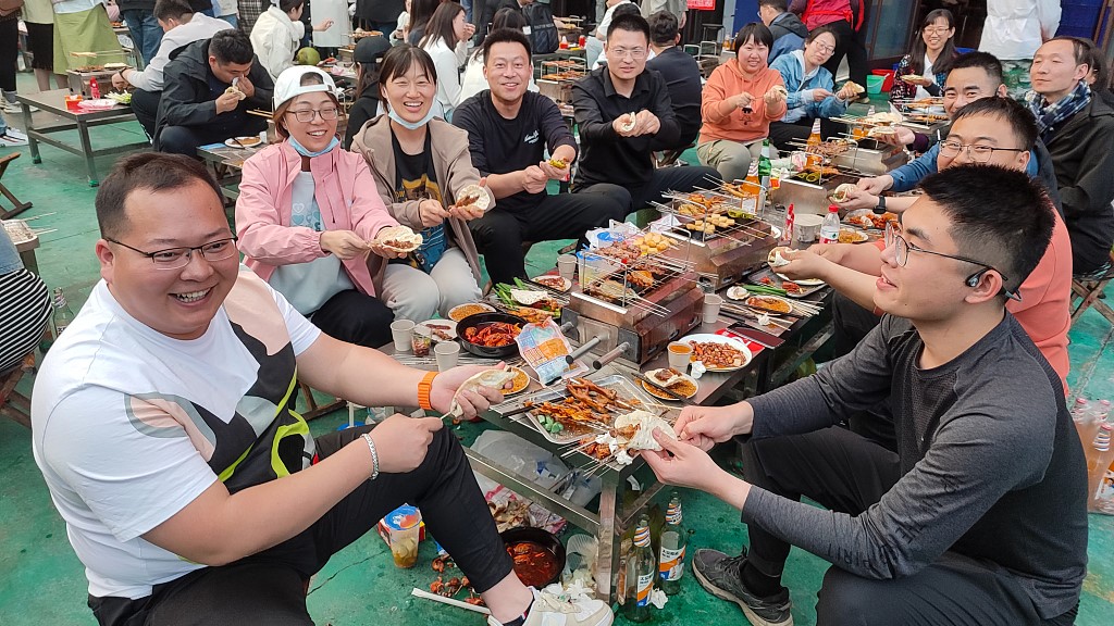 Diners post for a group photo at a restaurant in Zibo, east China's Shandong Province, March 31, 2023. /CFP