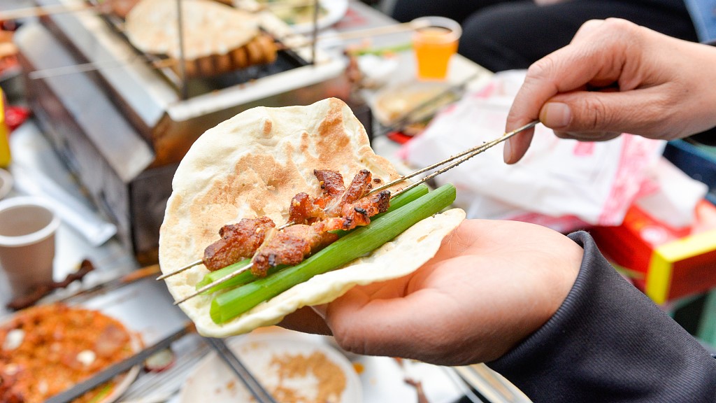 Zibo barbecue typically involves pancakes, skewers and some scallion. /CFP