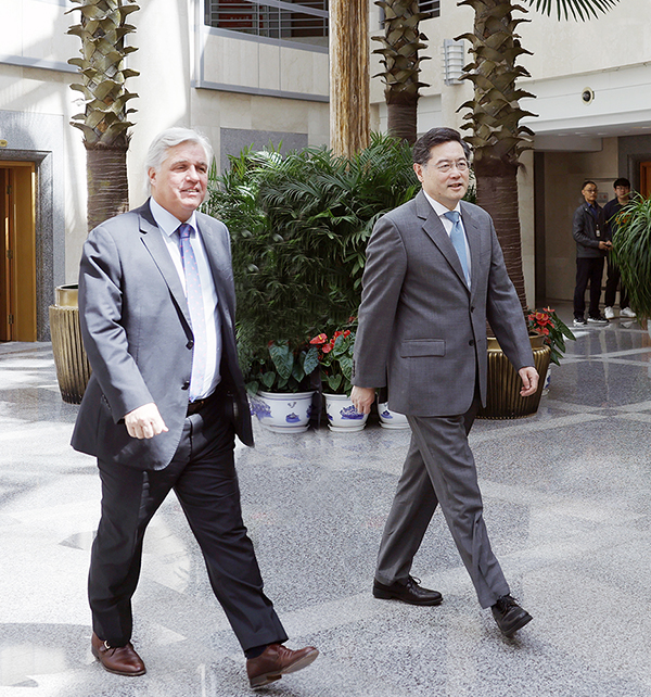 Chinese State Councilor and Foreign Minister Qin Gang (R) walks with Francisco Bustillo Bonasso, Uruguay's foreign minister, in Beijing, China, April 18, 2023. /Chinese Foreign Ministry