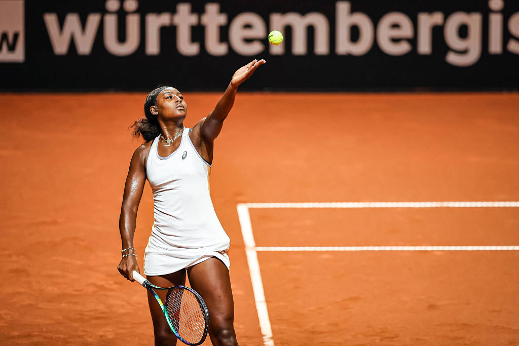 Alycia Parks of the U.S. serves in the women's singles match at the Stuttgart Open in Germany, April 17, 2023. /CFP