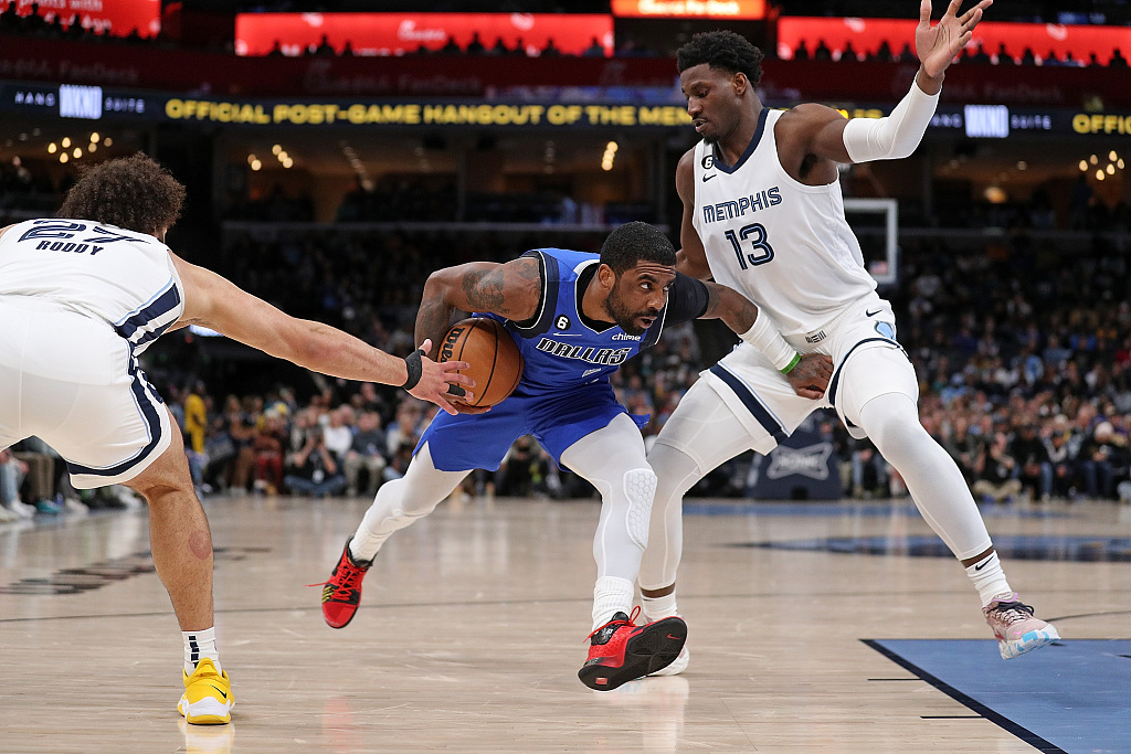 Jaren Jackson Jr. (#13) of the memphis Grizzlies guards Kyrie Irving of the Dallas Mavericks in the game at the FedExForum in Memphis, Tennessee, March 20, 2023. /CFP