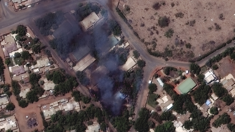 Burning buildings northeast of Khartoum International Airport, Sudan, April 17, 2023. /CFP