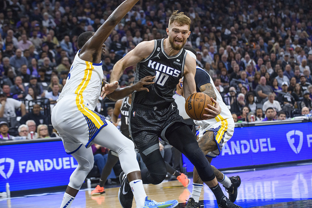 Domantas Sabonis (#10) of the Sacramento Kings penetrates in Game 2 of the NBA Western Conference first-round playoffs against the Golden State Warriors at the Golden 1 Center in Sacramento, California, April 17, 2023. /CFP