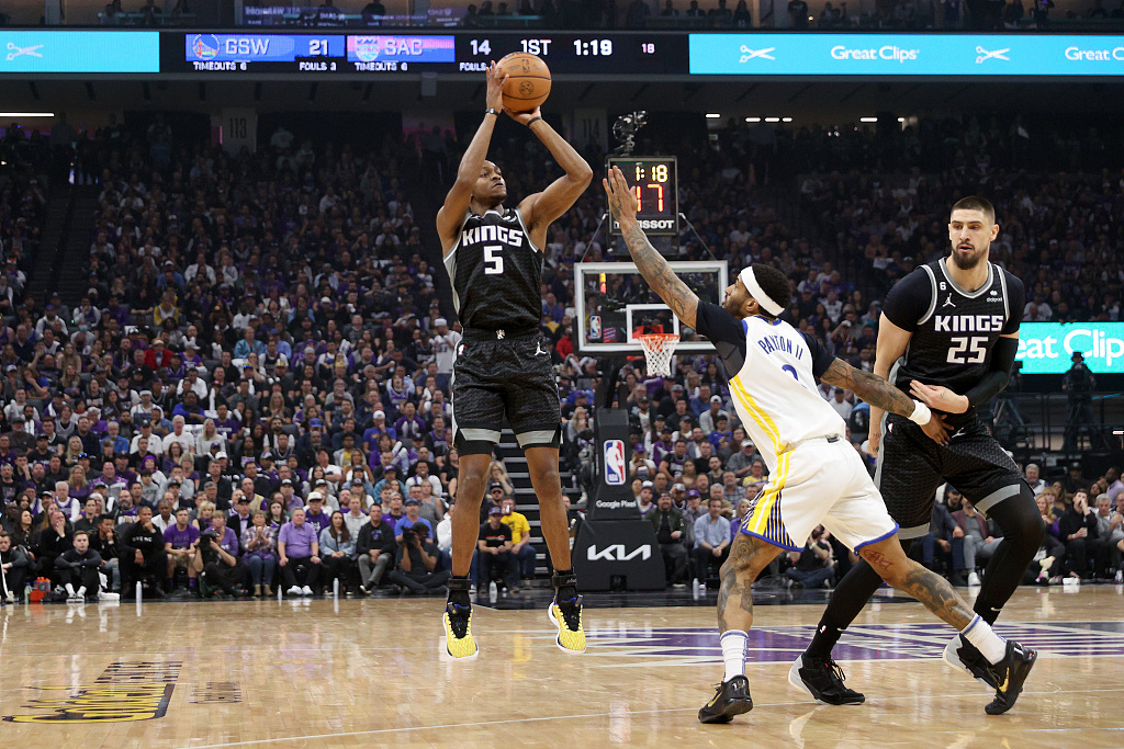 De'Aaron Fox (#5) of the Sacramento Kings shoots in Game 2 of the NBA Western Conference first-round playoffs against the Golden State Warriors at the Golden 1 Center in Sacramento, California, April 17, 2023. /CFP