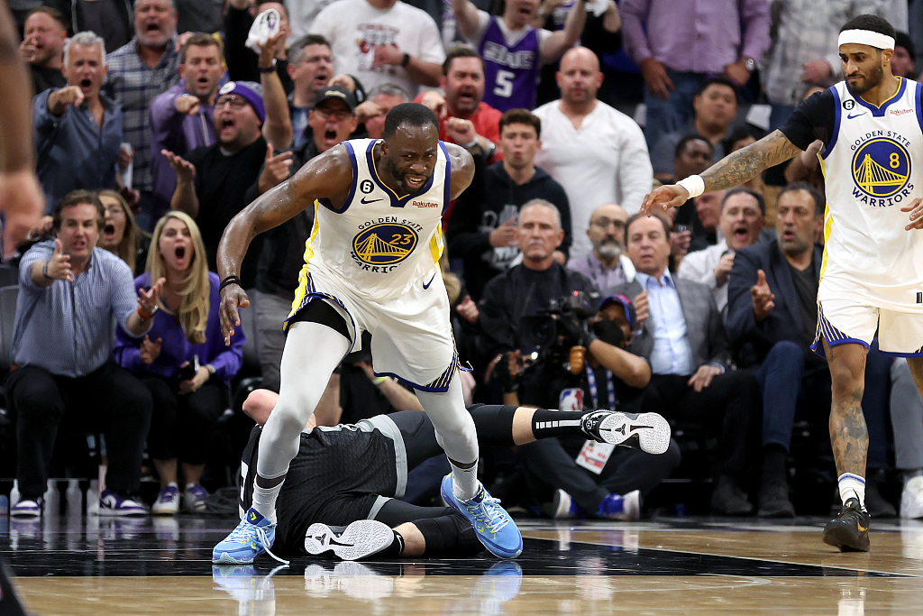 Draymond Green (#23) of the Golden State Warriors fouls Domantas Sabonis of the Sacramento Kings in Game 2 of the NBA Western Conference first-round playoffs at the Golden 1 Center in Sacramento, California, April 17, 2023. /CFP