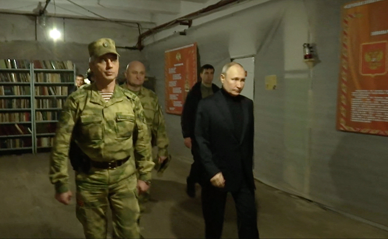 Russian President Vladimir Putin visiting Russian national guard headquarters in the Lugansk region, April 18, 2023. /CFP