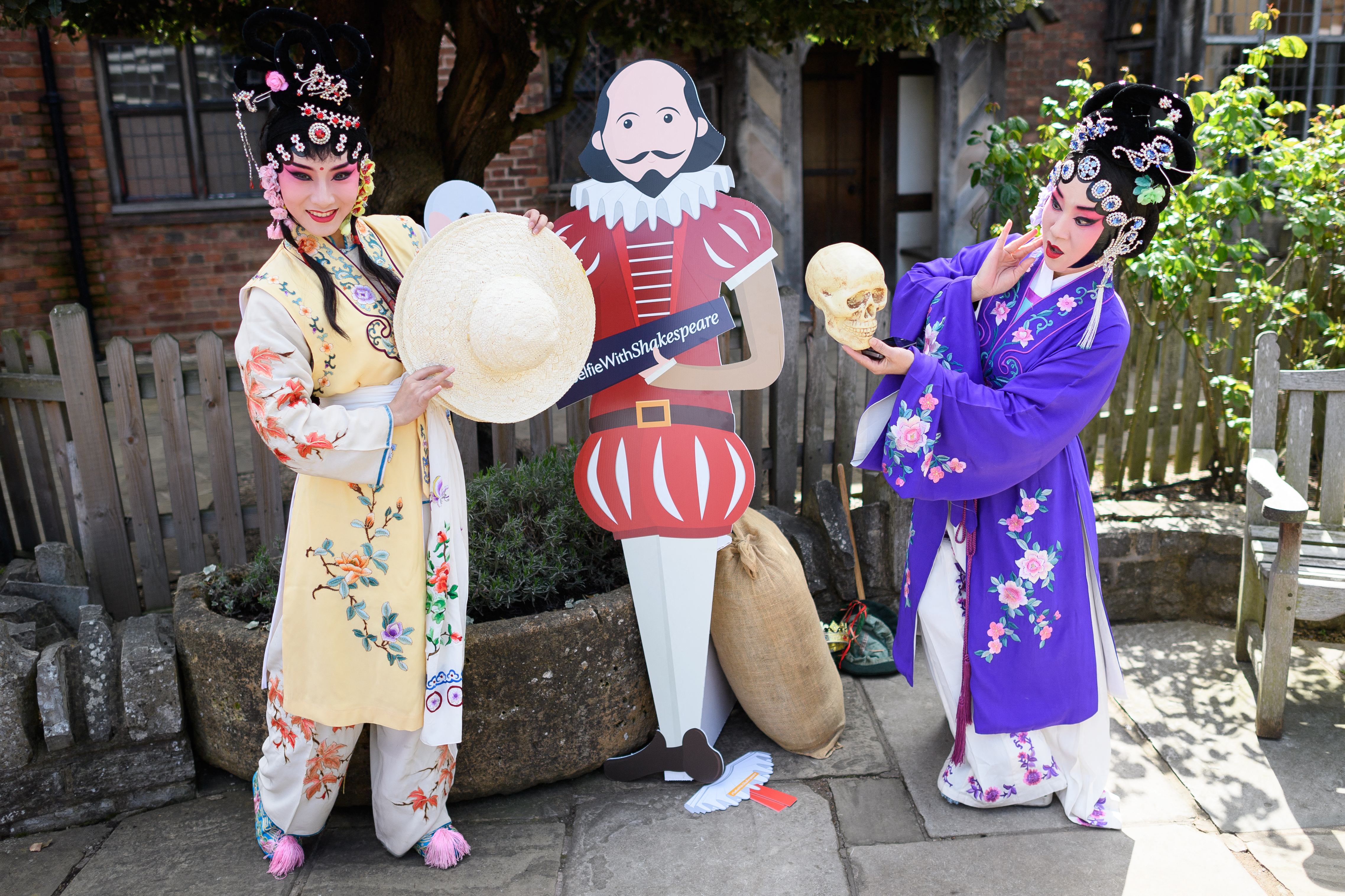Chinese actors pose and perform in the gardens of author William Shakespeare's birthplace during events to mark 400 years since Shakespeare's death, in Stratford-upon-Avon in central England on April 23, 2016./AFP