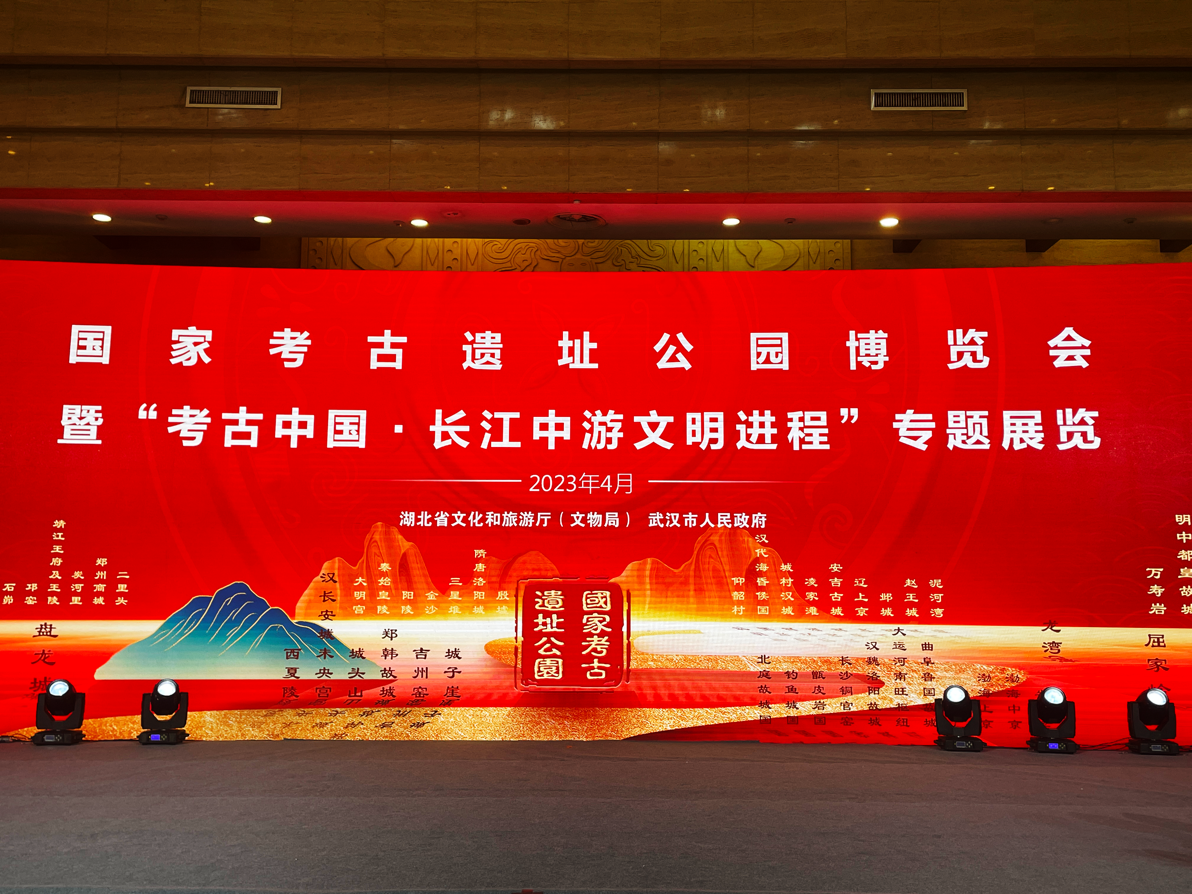 An exhibition of China’s archaeological findings is open now to the public at Hubei Provincial Museum. Around 180 set of cultural relics will be displayed to allow you explore the mystery of the 3,500-year old civilization. Come and let the ancient cultural jewelry tell you its stories. [Photo: CGTN]