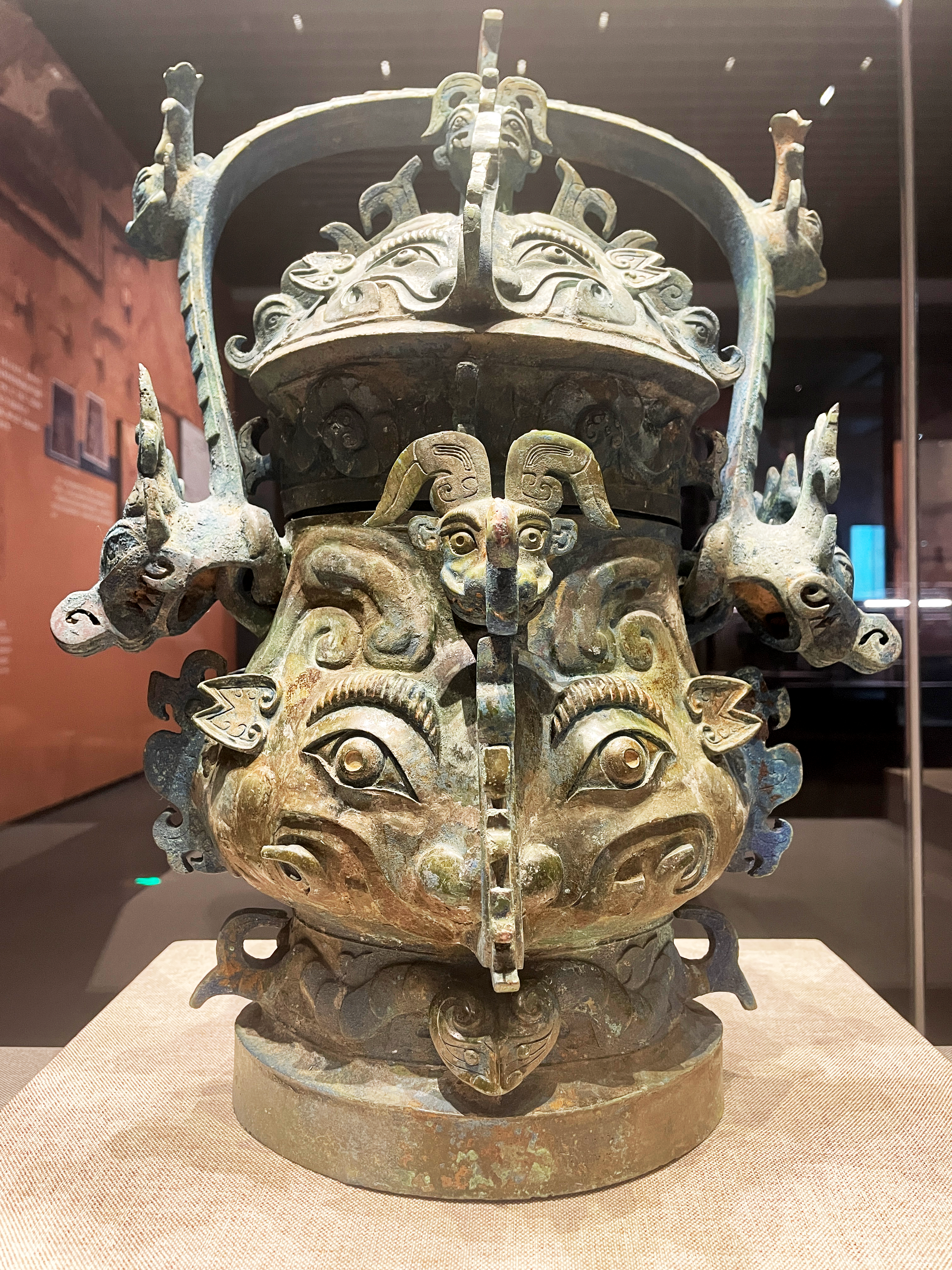 An exhibition of China’s archaeological findings is open now to the public at Hubei Provincial Museum. Around 180 set of cultural relics will be displayed to allow you explore the mystery of the 3,500-year old civilization. Come and let the ancient cultural jewelry tell you its stories. [Photo: CGTN]