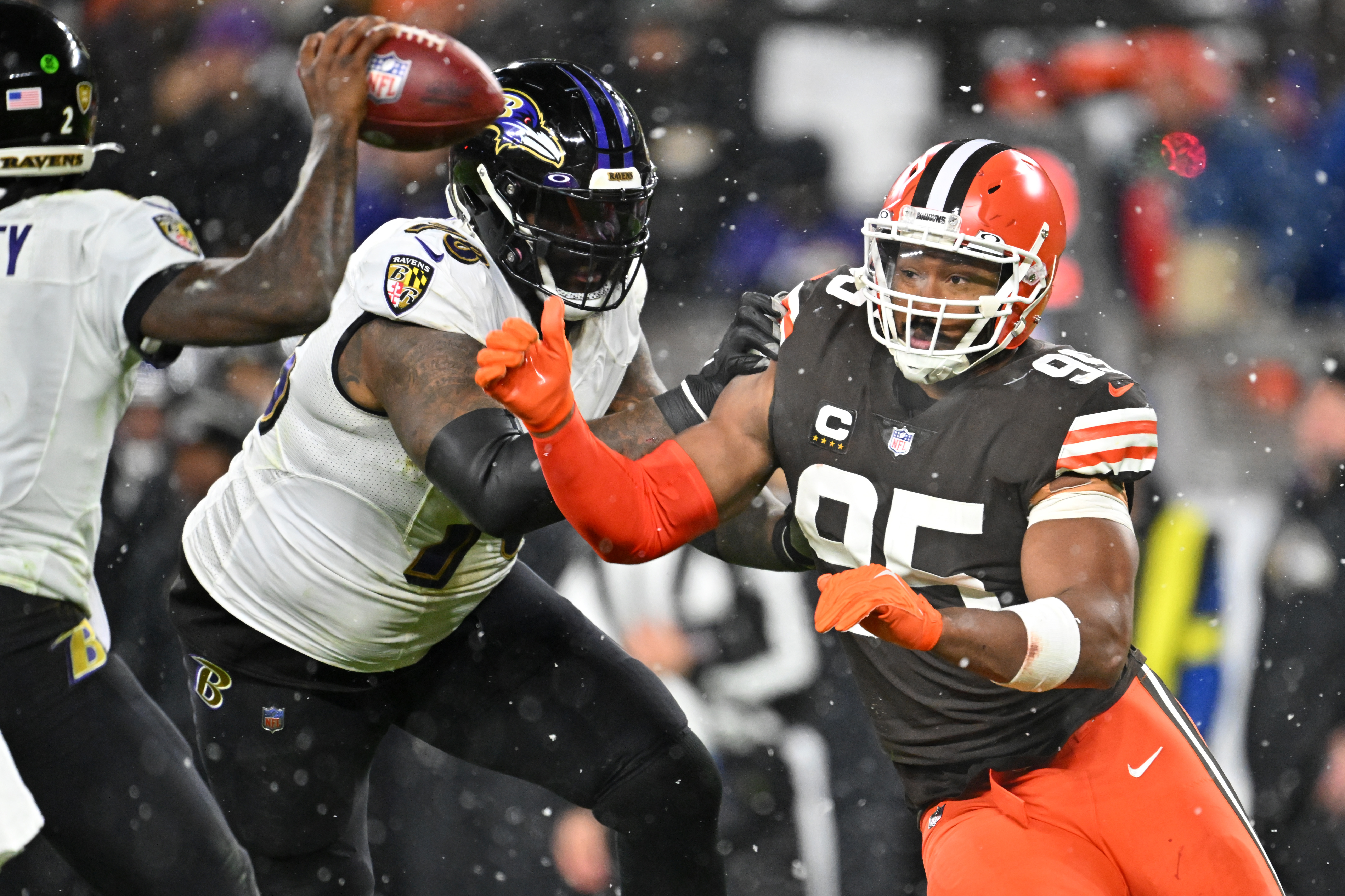 Defensive end Myles Garrett (#95) of the Cleveland Browns competes in the game against the Baltimore Ravens at FirstEnergy Stadium in Cleveland, Ohio, December 17, 2022. /CFP