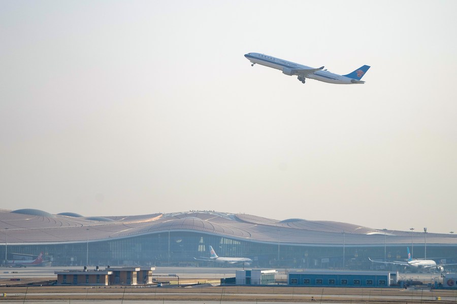 China Southern Airlines flight CZ309, bound for south China's Hong Kong Special Administrative Region, takes off at the Beijing Daxing International Airport, January 17, 2023. /Xinhua