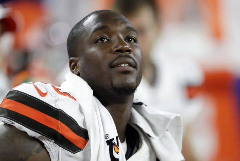 Former Cleveland Browns defensive end Chris Smith sits on the sideline during the first half of an NFL preseason football game against the Washington Redskins in Cleveland, U.S., August 8, 2019. /AP