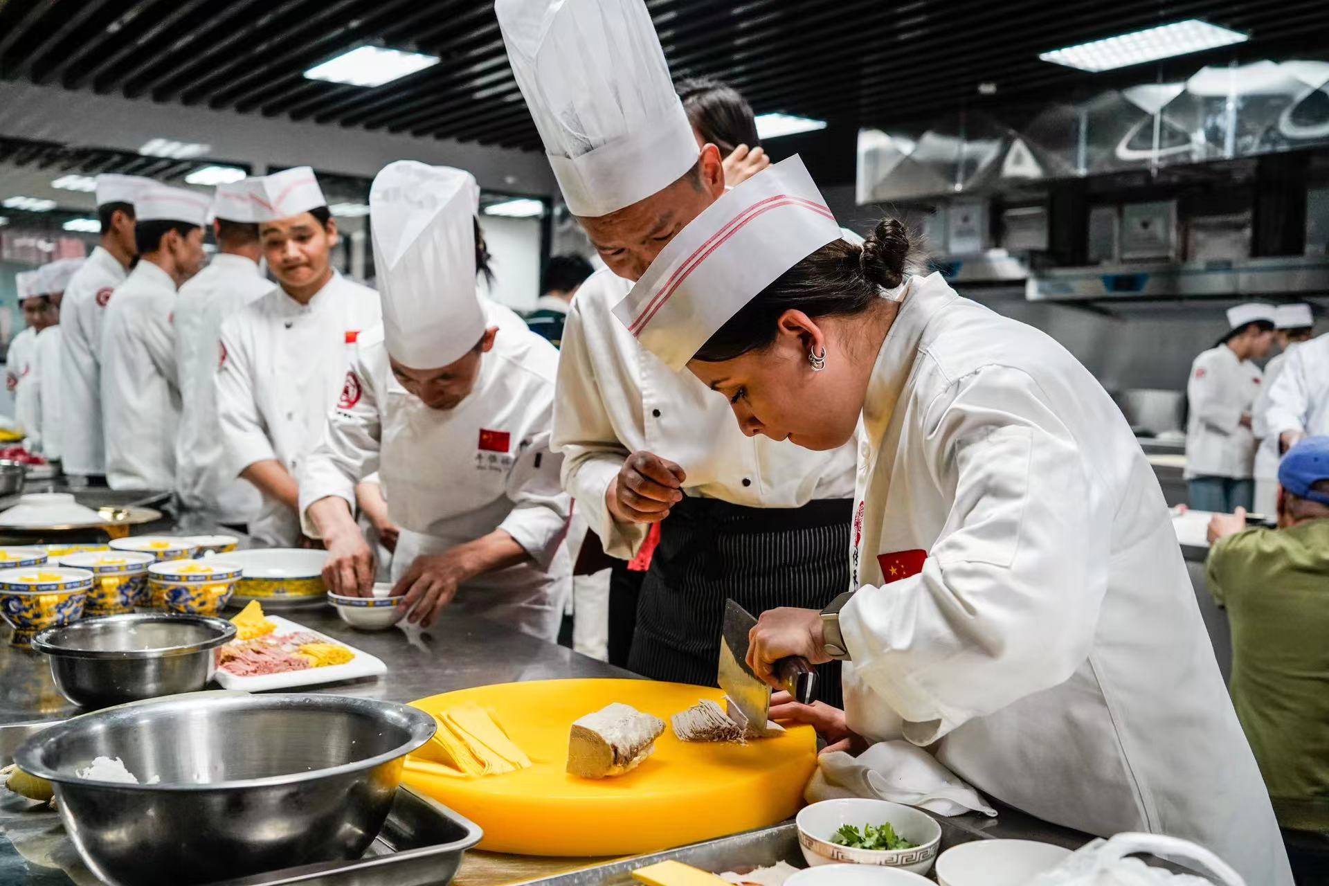International students invited to experience traditional food culture in Henan