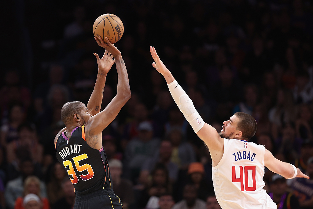 Kevin Durant (#35) of the Phoenix Suns shoots in Game 2 of the NBA Western Conference first-round playoffs against the Los Angeles Clippers at the Footprint Center in Phoenix, Arizona, April 18, 2023. /CFP
