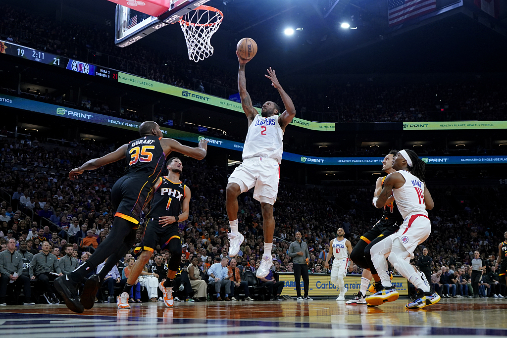 Kawhi Leonard (#2) of the Los Angeles Clippers drives toward the rim in Game 2 of the NBA Western Conference first-round playoffs against the Phoenix Suns at the Footprint Center in Phoenix, Arizona, April 18, 2023. /CFP