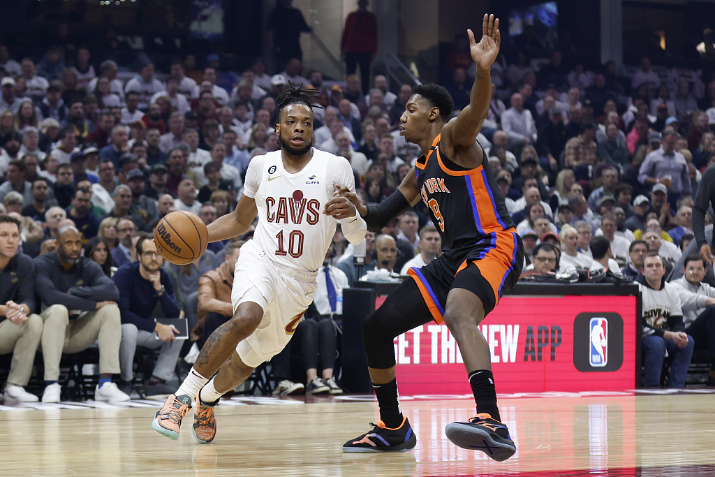 Darius Garland (#10) of the Cleveland Cavaliers penetrates in Game 2 of the NBA Eastern Conference first-round playoffs against the New York Knicks at the Rocket Mortgage FieldHouse in Cleveland, Ohio, April 18, 2023. /CFP
