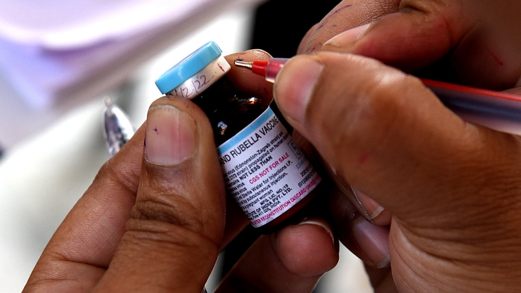 A health worker displays measles vaccine, Navi Mumbai, India, December 3, 2022. /CFP
