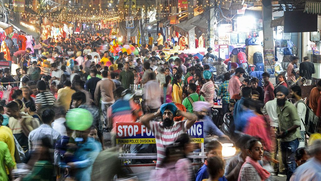 People walking in a market in Jalandhar, Punjab, India, October 23, 2022. /VCG.