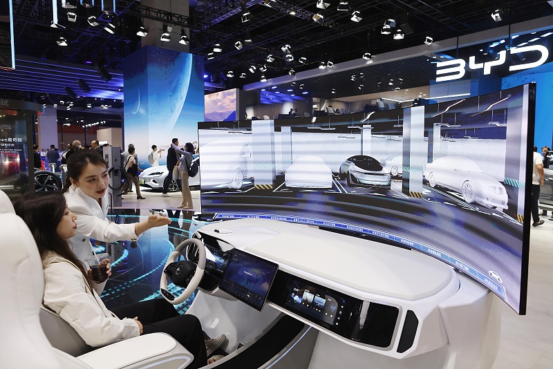 Visitors experience simulated driving at the BYD booth at Auto Shanghai, April 18, 2023 /CFP