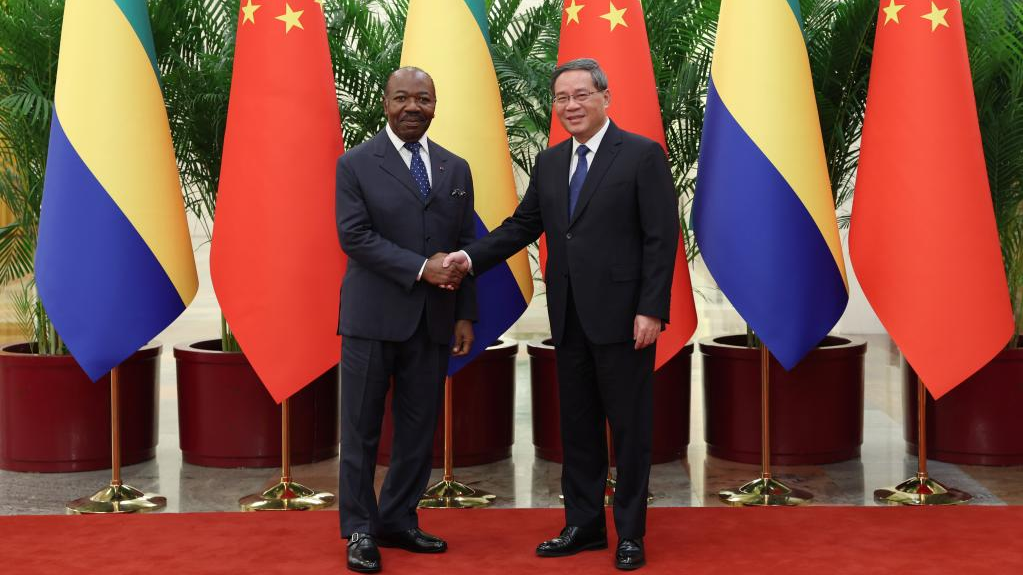 Chinese Premier Li Qiang (R) meets with President of the Gabonese Republic Ali Bongo Ondimba in Beijing, capital of China, April 19, 2023. /Xinhua