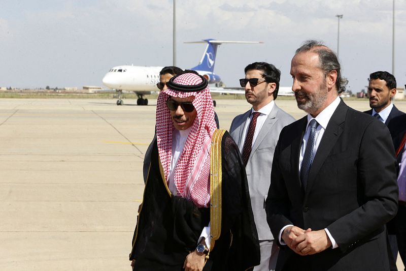 Syrian State Minister for Presidential affairs Mansur Azzam (R) welcomes Saudi Arabian Foreign Minister Prince Faisal bin Farhan Al Saud at Damascus airport, Syria, April 18, 2023. /CFP