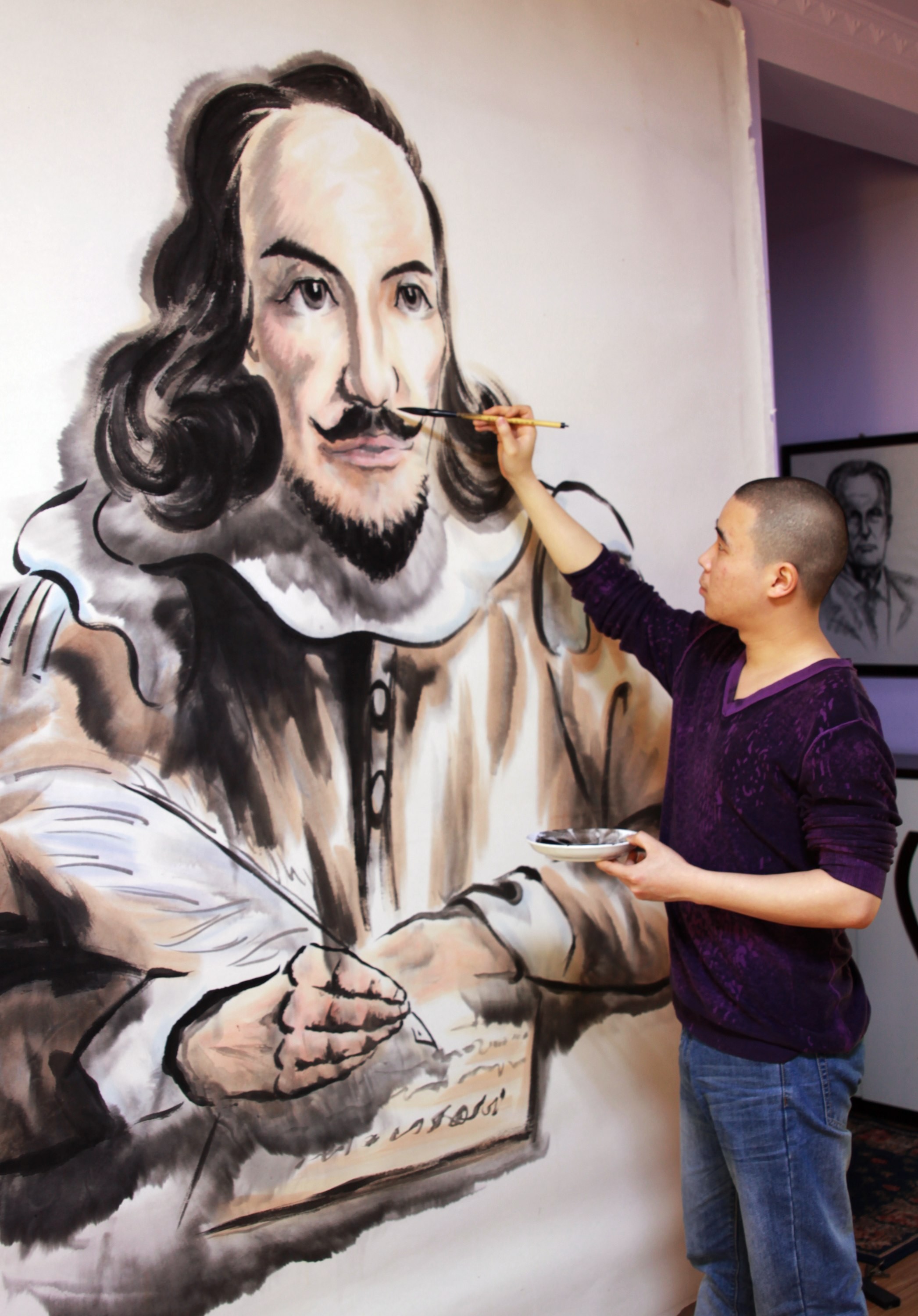 Young painter Wang Bo creates large ink portrait of Shakespeare in Meishan, Sichuan Province. /CNSPHOTO