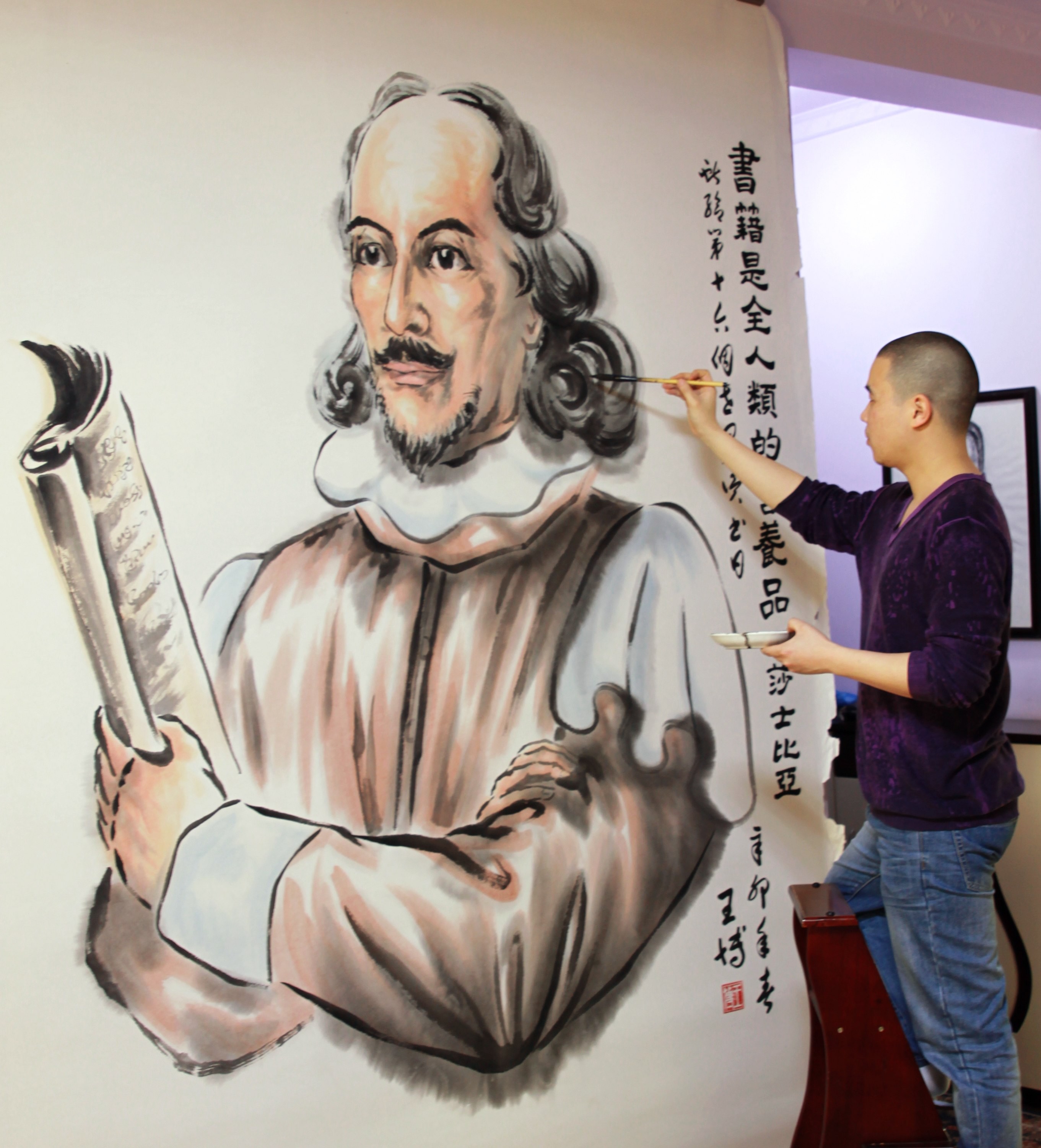 Young painter Wang Bo creates large ink portrait of Shakespeare in Meishan, Sichuan Province. /CNSPHOTO