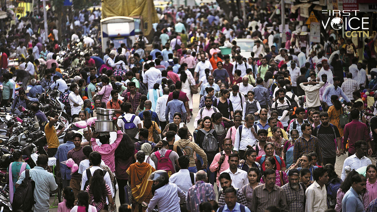 A crowd walks in a market area outside Dadar railway station in Mumbai, India, March 17, 2023. /AP