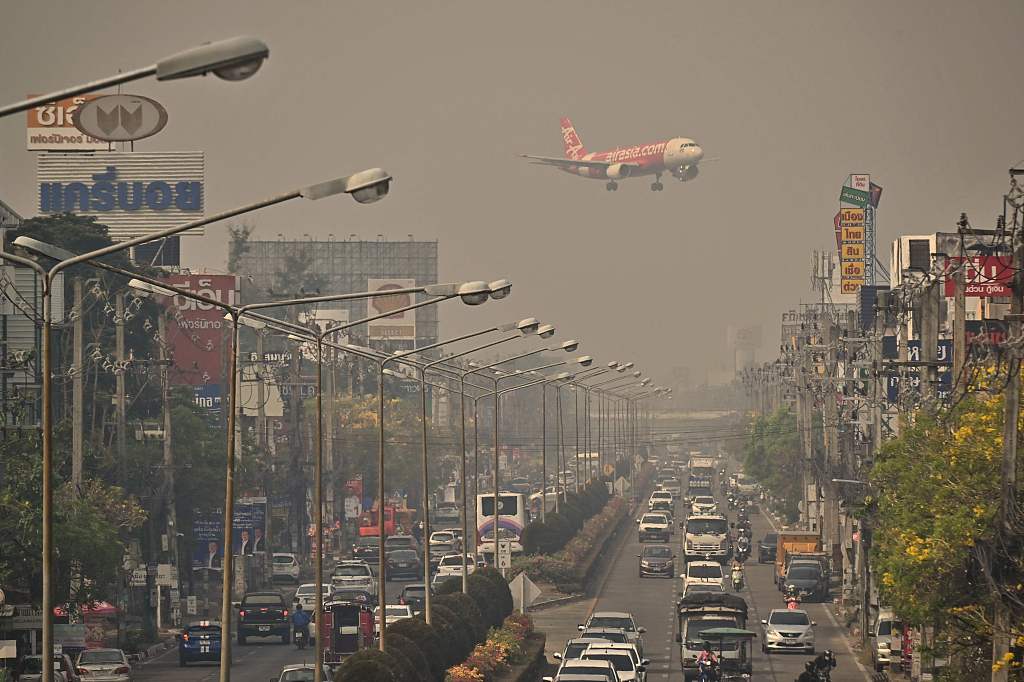 An AirAsia plane lands at Chiang Mai International Airport on a smoggy day. April 10, 2023, Chiang Mai, Thailand. /CFP