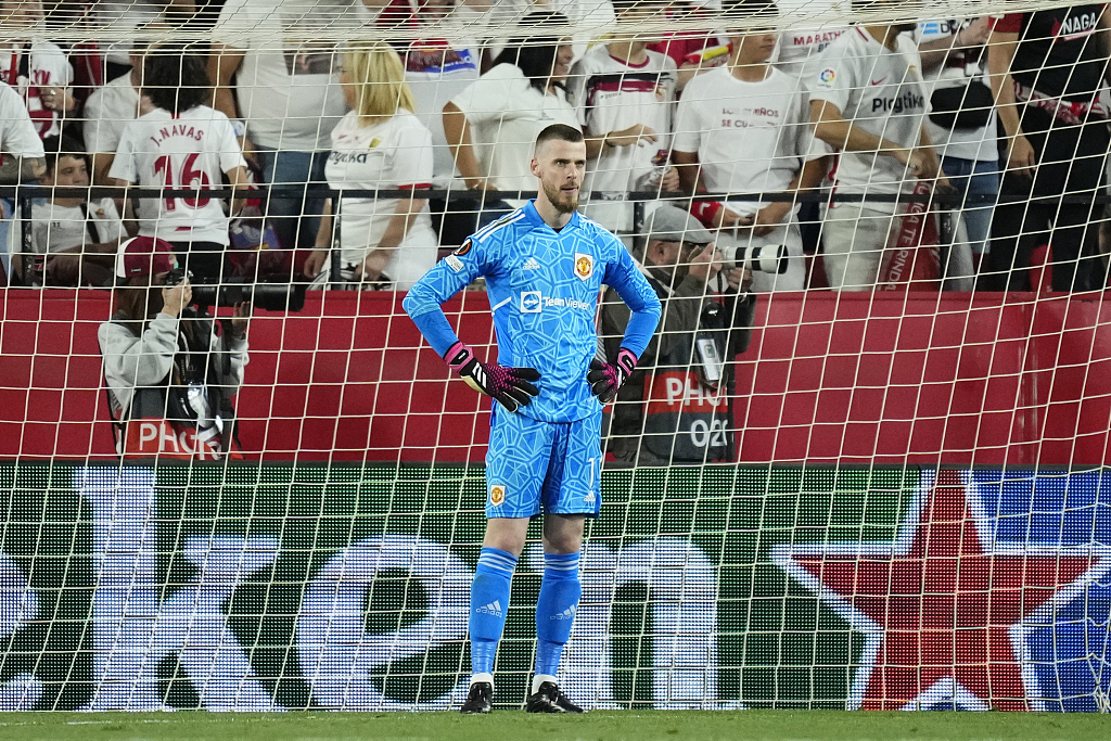 Manchester United goalkeeper David de Gea in frustration during their Europa league clash with Sevilla at the Ramon Sanchez-Pizjuan stadium in Seville, Spain, April 20, 2023. /CFP