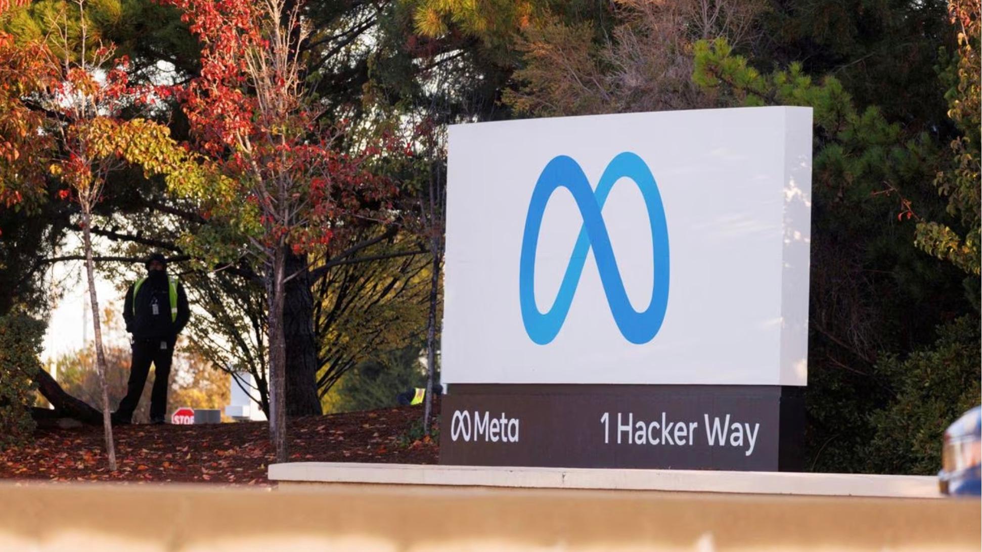 A security guard stands watch by the Meta sign outside the headquarters of Facebook parent company Meta Platforms Inc in Mountain View, California, U.S., November 9, 2022. /Reuters